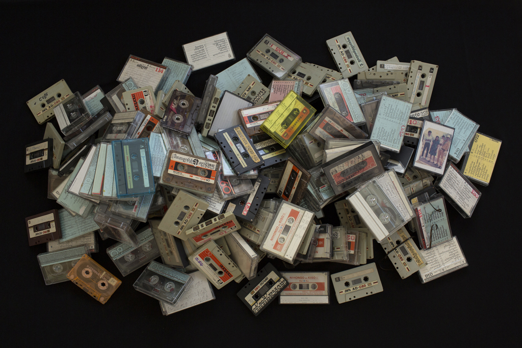 Slider Image 300 old music cassette tapes. Photograph by Kim Hak.
<br>300本の古い音楽カセットテープ　写真：キム・ハク