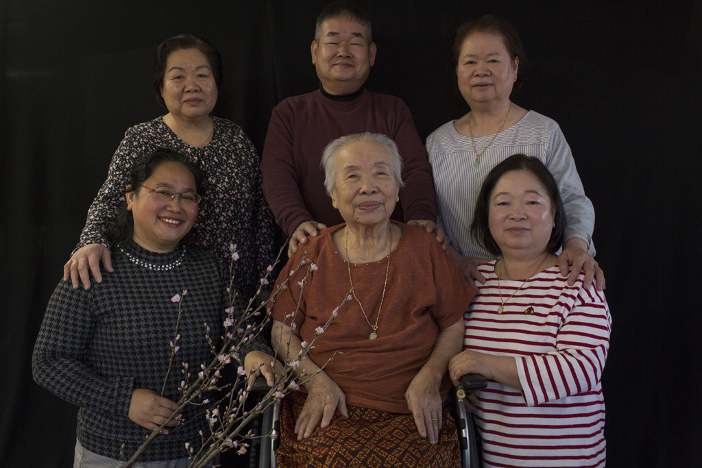 Slider Image 40 years later. The six family members who came to Japan in 1980, including Kanna’s grandmother, centre. Photograph by Kim Hak.
<br>40年後。カンナの祖母（中央）を含め、1980年に日本に来た家族6人　写真：キム・ハク